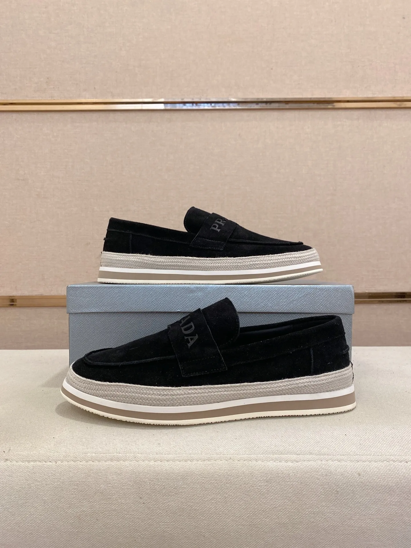 Men's shoes 💰 480💰 ✔️✔️✔️Top high version High-quality new PRADA (Prada) counters are launched at the same time. The new men's shoes and 😘fabrics are purely handmade in Niujing. Lining: Full cowhide lining. 👍🏿High-end☄️Open-molded non-slip rubber outsole, exquisite lines, simple and elegant, comfortable and high-end for leisure travel. Code number: 38-44. Can be customized45